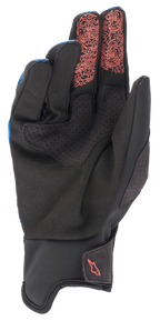 Guantes Alpinestars Denali 2, guantes de MTB, color Mid Blue Black Coral Fluo, vista de la palma que muestra cuero sintético Clarino negro con detalles perforados, patrones topográficos en coral flúor en las puntas de los dedos índice y medio, y un pequeño logotipo coral en el puño.