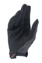 Guantes Alpinestars A-Aria, guantes de ciclismo MTB, negros con logotipo en oro oscuro, vista de la palma que muestra el material de ante sintético, dedos perforados para ventilación y parche de refuerzo en la palma.