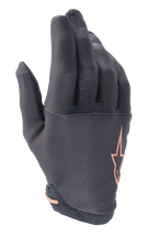 Guantes Alpinestars A-Aria, guantes para ciclismo de montaña (MTB), negros con logo de estrella en oro rosa, con un patrón de cuadrícula texturizado en los dedos y tejido elástico ligero para rodar por senderos