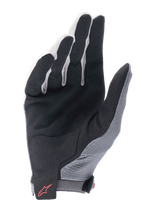 Guantes Alpinestars A-Aria, gris oscuro y negro, vista de la palma de un guante de ciclismo ligero con palma de ante sintético negro, parche reforzado en la parte inferior de la palma, dedos ventilados y logotipo rojo de Alpinestars en el cierre de velcro de la muñeca