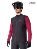 Chaleco Térmico A-Dura Alpinestars, chaleco de MTB para hombre, negro, con aislamiento para conducción en clima frío, vista frontal en modelo