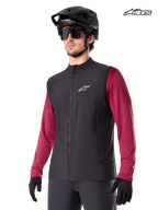 Chaleco Térmico A-Dura Alpinestars, chaleco de MTB para hombre, negro, con aislamiento para conducción en clima frío, vista frontal en modelo
