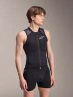 Alpinestars A-Motion Plasma Protection Vest, chaleco de protección para MTB, Black Camo, diseño de malla sin mangas con cremallera central y acolchado en el pecho, detalles de camuflaje gris en los hombros, usado por un modelo masculino en un estudio.