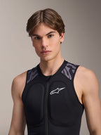 Chaleco de Protección Alpinestars A-Motion Plasma, Black Camo, usado por un modelo masculino, con un logotipo blanco en el pecho y paneles de camuflaje gris en los hombros, diseño de cremallera frontal con acolchado integrado para protección de MTB