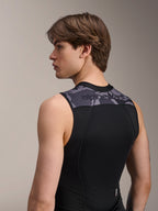 Chaleco de Protección Alpinestars A-Motion Plasma, chaleco de protección para MTB, Black Camo, vista posterior usada por un modelo, con panel de camuflaje gris en la parte superior de los hombros con la marca 'alpinestars' y tejido de malla transpirable