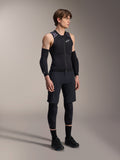 Chaleco de protección Alpinestars A-Motion Plasma, chaleco de protección de MTB sin mangas en negro y camuflaje, vista de cuerpo completo del modelo con manguitos y rodilleras, frontal con cremallera y logotipo blanco de Alpinestars, equipamiento de alto rendimiento para ciclismo de montaña