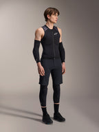 Chaleco de protección Alpinestars A-Motion Plasma, chaleco de protección de MTB sin mangas en negro y camuflaje, vista de cuerpo completo del modelo con manguitos y rodilleras, frontal con cremallera y logotipo blanco de Alpinestars, equipamiento de alto rendimiento para ciclismo de montaña