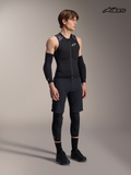Chaleco Protector A-Motion Plasma Alpinestars, chaleco de protección de MTB para hombre en negro y camuflaje, vista frontal en modelo luciendo equipo de protección y ropa de ciclismo