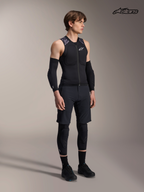 Chaleco Protector A-Motion Plasma Alpinestars, chaleco de protección de MTB para hombre en negro y camuflaje, vista frontal en modelo luciendo equipo de protección y ropa de ciclismo