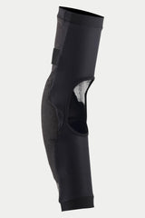 Protector de codo Alpinestars Paragon Pro, negro, vista lateral con construcción de malla elástica transpirable y una gran ventana de ventilación en la parte trasera, diseño ergonómico de fácil colocación con puños elásticos para protección en ciclismo de montaña.