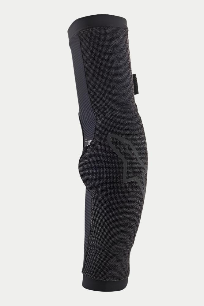 Protectores de codo Alpinestars Paragon Pro, color negro, coderas de fácil colocación para ciclismo de montaña, con construcción de malla transpirable, diseño ergonómico preformado y un sutil logotipo de Alpinestars en el lateral.