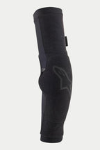 Protectores de codo Alpinestars Paragon Pro, color negro, coderas de fácil colocación para ciclismo de montaña, con construcción de malla transpirable, diseño ergonómico preformado y un sutil logotipo de Alpinestars en el lateral.