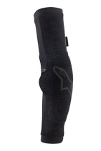 Alpinestars Paragon Pro Elbow Protector, protector de codo para ciclismo en color negro, ligero y de fácil colocación, con construcción de malla transpirable, diseño ergonómico preformado y logo de Alpinestars en negro