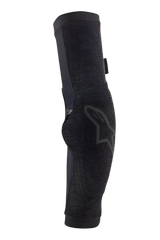 Alpinestars Paragon Pro Elbow Protector, protector de codo para ciclismo en color negro, ligero y de fácil colocación, con construcción de malla transpirable, diseño ergonómico preformado y logo de Alpinestars en negro