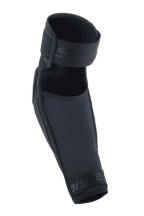 Protector de codo Alpinestars A-Impact Plasma Elite, negro, con cierre de doble correa, diseño ergonómico precurvado, confeccionado en tejido de malla y ripstop, protección de alto rendimiento para ciclismo de montaña
