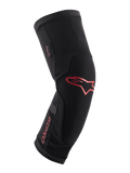Alpinestars Paragon Plus Knee Protector, negro con logotipo y marca Alpinestars en rojo, diseño ergonómico de manga tipo slip-on, tejido de malla transpirable con paneles reforzados, equipo de protección para ciclismo de montaña