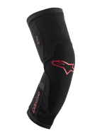 Alpinestars Paragon Plus Knee Protector, negro con logotipo y marca Alpinestars en rojo, diseño ergonómico de manga tipo slip-on, tejido de malla transpirable con paneles reforzados, equipo de protección para ciclismo de montaña