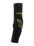 Alpinestars Paragon Plus Elbow Protectors, negro y amarillo ácido, diseño de manga tubular con acolchado integrado, con logotipo de estrella y marca en amarillo, malla transpirable para protección de MTB