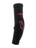 Alpinestars Paragon Plus Elbow Protectors, negras con logo rojo, protección para ciclismo de montaña MTB, diseño de manga ajustable y elástica con acolchado de impacto reforzado y estructura de malla transpirable