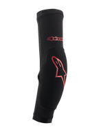 Alpinestars Paragon Plus Elbow Protectors, negras con logo rojo, protección para ciclismo de montaña MTB, diseño de manga ajustable y elástica con acolchado de impacto reforzado y estructura de malla transpirable