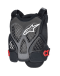 Alpinestars A-6 Plasma, peto protector de pecho para MTB, negro antracita y rojo, con logo de estrella blanca, paneles de malla de panal perforados para ventilación, hebillas laterales rojas y correas ajustables, diseñado para protección en ciclismo de montaña de gravedad y todoterreno.