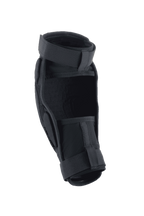 Alpinestars A-Impact Plasma Pro Elbow Protector, negro, vista trasera que muestra el cierre de doble correa y paneles de malla transpirable, diseño ergonómico para protección en ciclismo de montaña