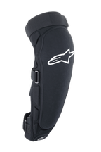Protector de rodilla y espinilla Alpinestars A-Impact Plasma Pro, negro y blanco, vista lateral con gran logotipo Astar blanco, acolchado lateral y sistema de cierre de correas seguro, protección para ciclismo fuera de carretera