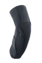 Protector de rodilla Alpinestars A-Motion Plasma Pro, negro, perfil lateral que muestra el diseño ergonómico curvado, panel frontal texturizado con logotipo de estrella a tono, malla elástica transpirable y tejidos ripstop, protección ligera para MTB y trail