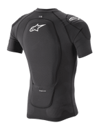 Chaqueta protectora Alpinestars Paragon Lite de manga corta, negra, vista trasera en tres cuartos que muestra el protector de espalda integrado y la construcción de malla elástica transpirable, con el logotipo blanco de Alpinestars en la espalda y el hombro, equipo de protección ligero para bicicleta de montaña
