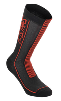 Alpinestars Summer Socks, calcetines de ciclismo, negro y rojo brillante, logotipo Astars vertical y rayas rojas, textura de malla tejida para flujo de aire, construcción de costilla para elasticidad, calzado de alto rendimiento para rodar en climas cálidos