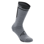 Alpinestars Merino Socks 24, calcetines de ciclismo, gris y negro, tejido de lana merino de una sola capa, puño acanalado negro con la marca, logotipo Astars negro en la parte superior del pie