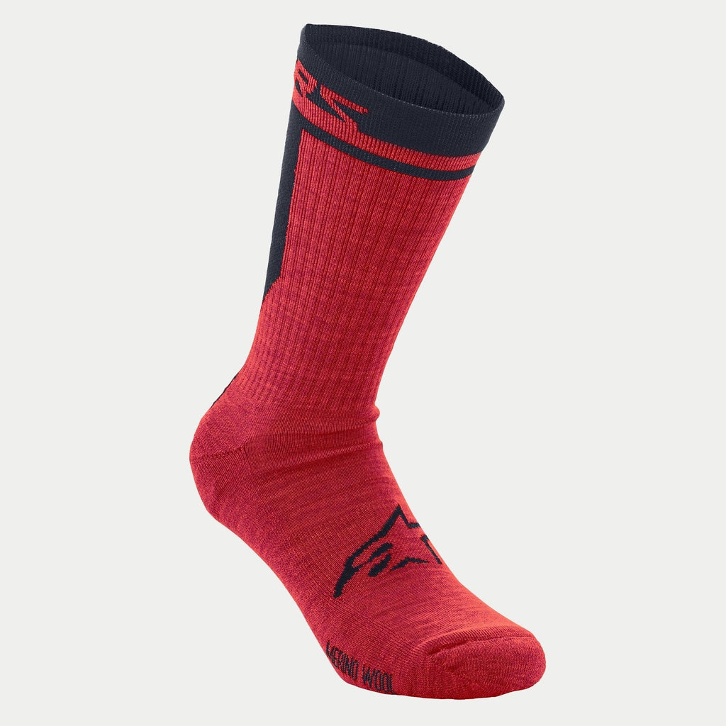 Calcetines Alpinestars Merino 24, calcetines de ciclismo, rojos y negros, con una altura de caña de 24 cm, logotipo negro de Alpinestars en el pie y construcción de lana merino texturizada para aislamiento y gestión de la humedad