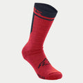 Calcetines Alpinestars Merino 24, calcetines de ciclismo, rojos y negros, con una altura de caña de 24 cm, logotipo negro de Alpinestars en el pie y construcción de lana merino texturizada para aislamiento y gestión de la humedad