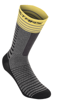 Alpinestars Drop Socks 19, calcetines de ciclismo, gris medio y amarillo, con puño acanalado amarillo con franjas, cuerpo gris texturizado con patrones horizontales negros, talón y puntera reforzados en negro, equipamiento de alto rendimiento transpirable para MTB