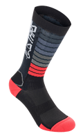Alpinestars Drop Socks, calcetines de ciclismo de alto rendimiento, negro y rojo brillante, con rayas horizontales grises y rojas, logo Astars blanco en el puño, talón y puntera reforzados, construcción de malla para equipamiento de MTB