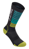 Alpinestars Drop Socks, calcetines de ciclismo de montaña MTB, negros con rayas degradadas en azul turquesa y verde lima, puntera y talón verde amarillento, con logotipo Astars blanco y textura de malla transpirable