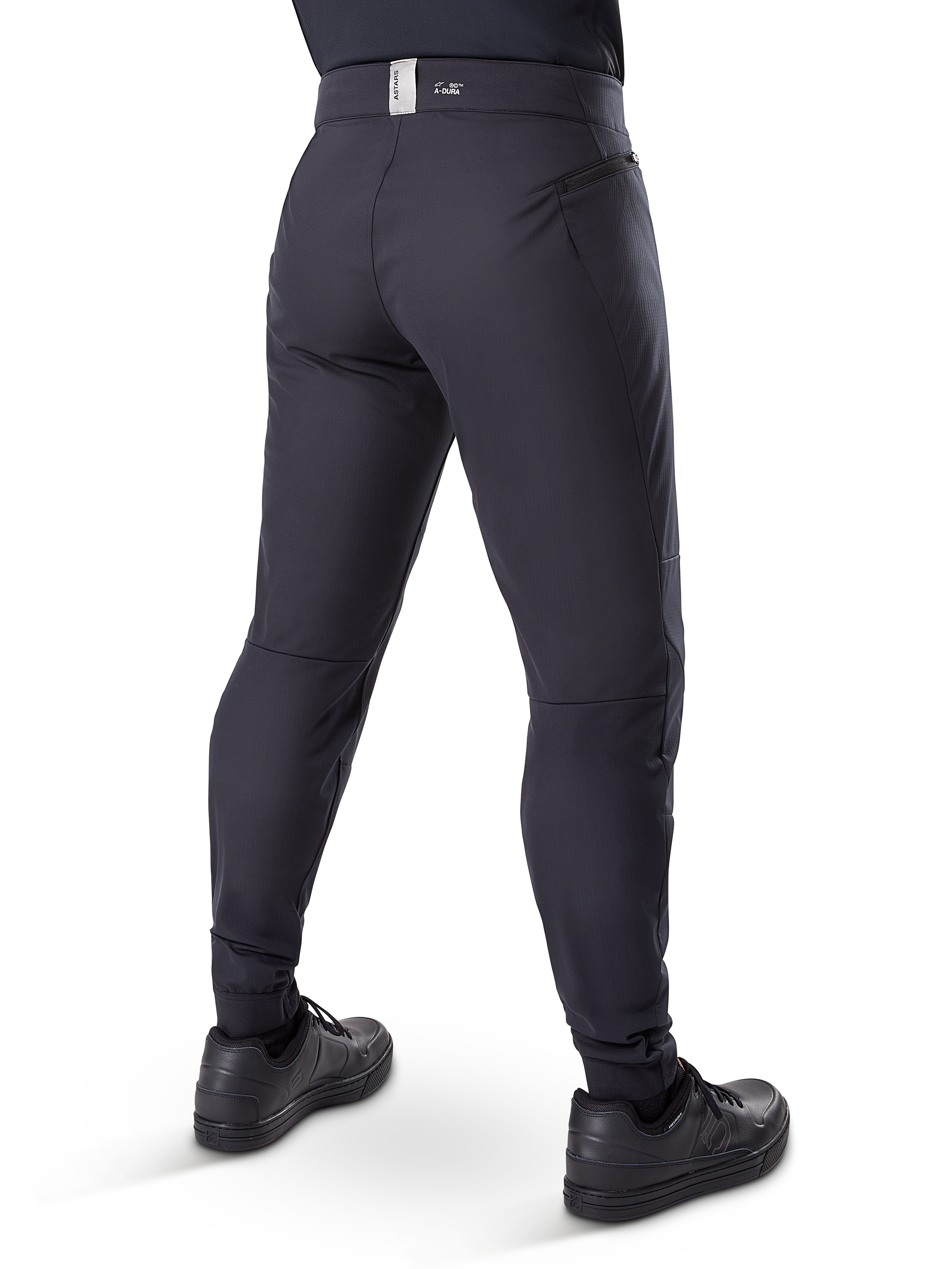 Pantalón Térmico Alpinestars A-Dura, pantalones de ciclismo de montaña, negro, vista trasera que muestra los bolsillos con cremallera y la marca en la cintura, ajuste cónico para ciclismo en climas fríos