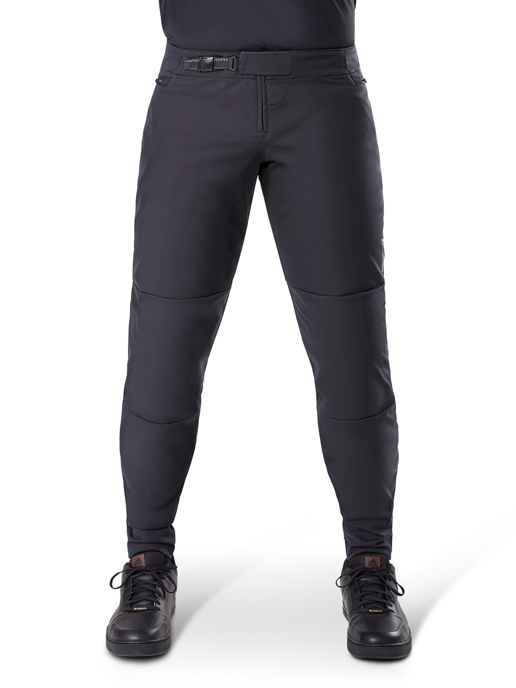 Alpinestars A-Dura Thermal Pant, pantalones de ciclismo de montaña negros, con un cierre de trinquete seguro y ajuste precurvado, usados con zapatillas de ciclismo negras, material técnico duradero para rutas en climas fríos
