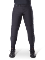 Alpinestars A-Dura Thermal Pant, pantalones de ciclismo de montaña negros, con un cierre de trinquete seguro y ajuste precurvado, usados con zapatillas de ciclismo negras, material técnico duradero para rutas en climas fríos