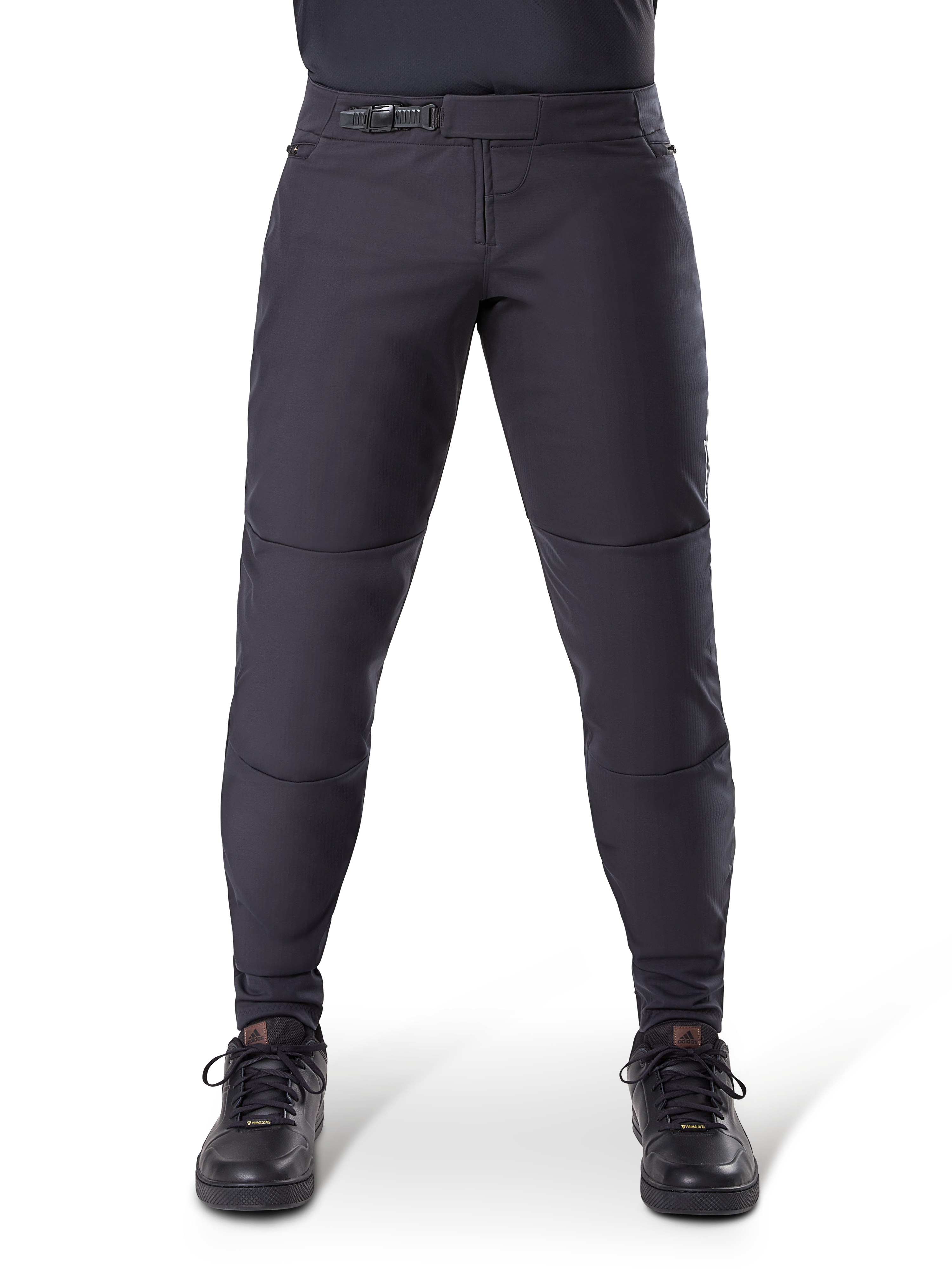 Alpinestars A-Dura Thermal Pant, pantalones de ciclismo de montaña negros, con un cierre de trinquete seguro y ajuste precurvado, usados con zapatillas de ciclismo negras, material técnico duradero para rutas en climas fríos