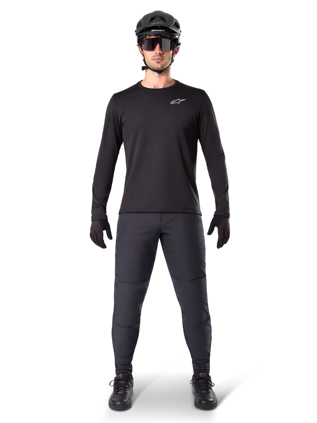 Alpinestars A-Dura Thermal Pant, pantalón térmico de ciclismo en color negro, usado por un ciclista con equipo completo de bicicleta de montaña que incluye jersey negro de manga larga, casco y gafas de sol, pantalones resistentes con ajuste regular para rutas en climas fríos