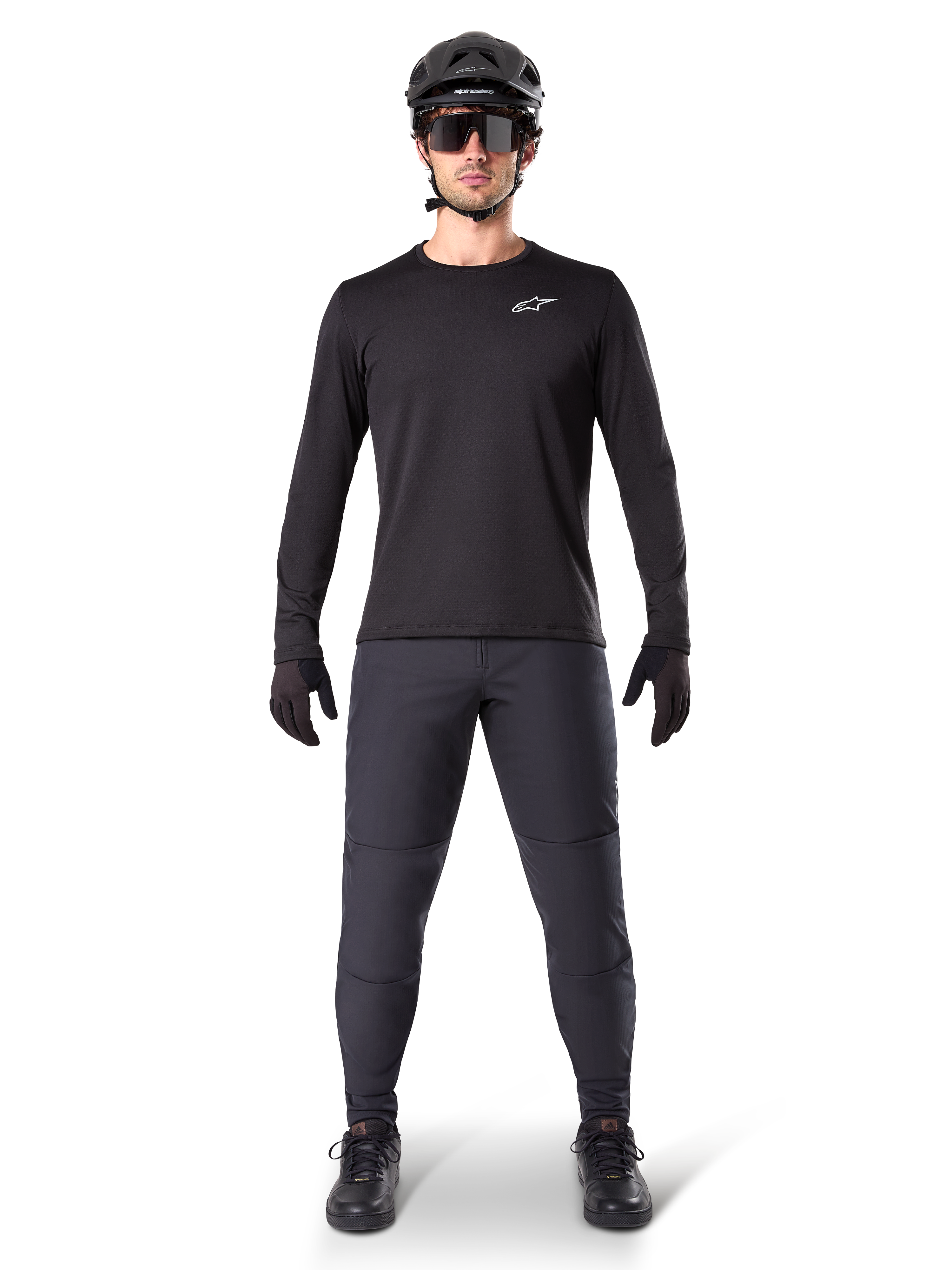 Alpinestars A-Dura Thermal Pant, pantalón térmico de ciclismo en color negro, usado por un ciclista con equipo completo de bicicleta de montaña que incluye jersey negro de manga larga, casco y gafas de sol, pantalones resistentes con ajuste regular para rutas en climas fríos