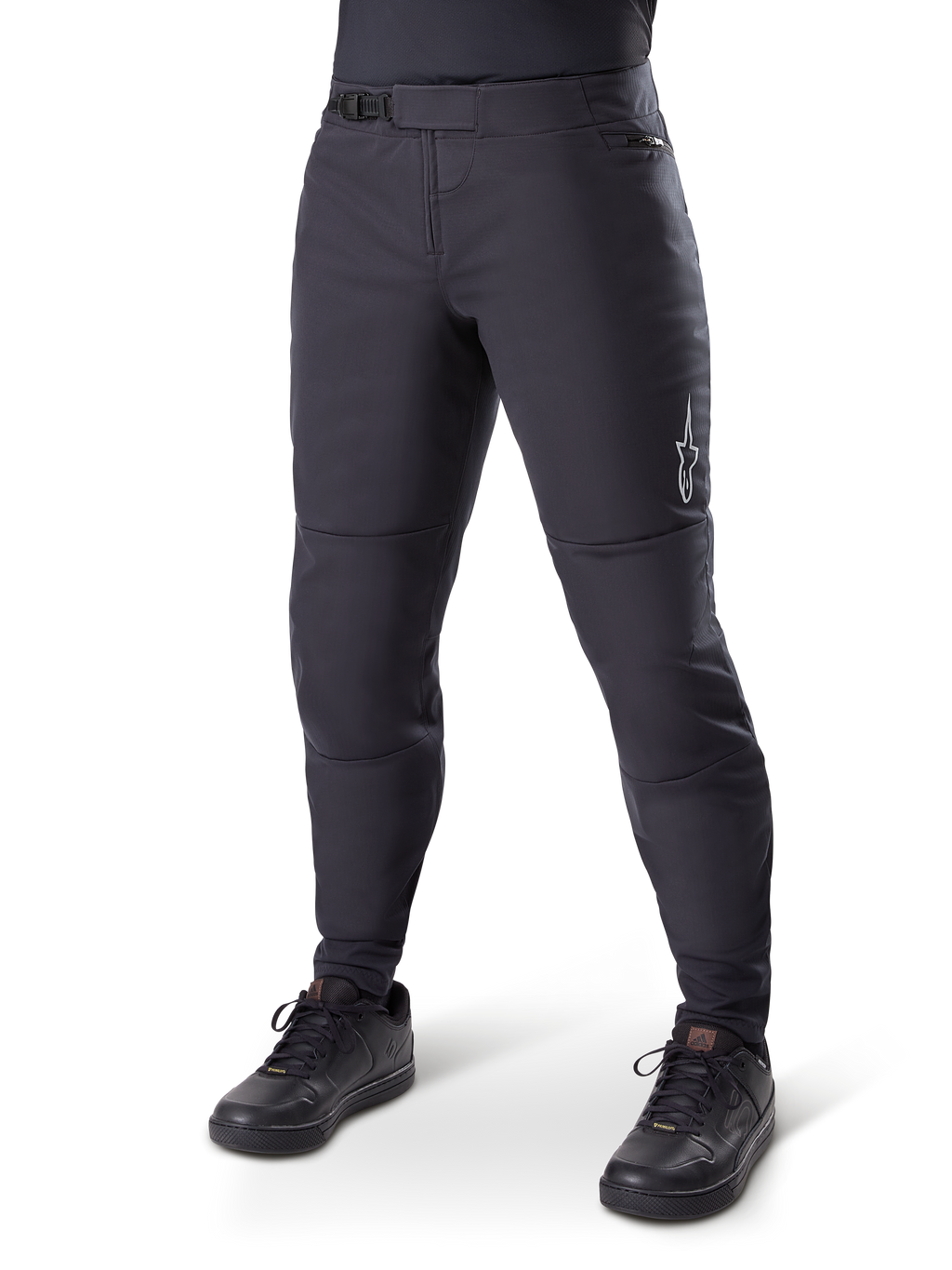 Alpinestars A-Dura Thermal Pant, pantalones de ciclismo de montaña negros, usados con zapatillas de ciclismo negras, con cierre de trinquete en la cintura, pequeño logo blanco en el muslo y diseño ajustado para rodar en climas fríos
