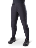 Alpinestars A-Dura Thermal Pant, pantalones de ciclismo de montaña negros, usados con zapatillas de ciclismo negras, con cierre de trinquete en la cintura, pequeño logo blanco en el muslo y diseño ajustado para rodar en climas fríos