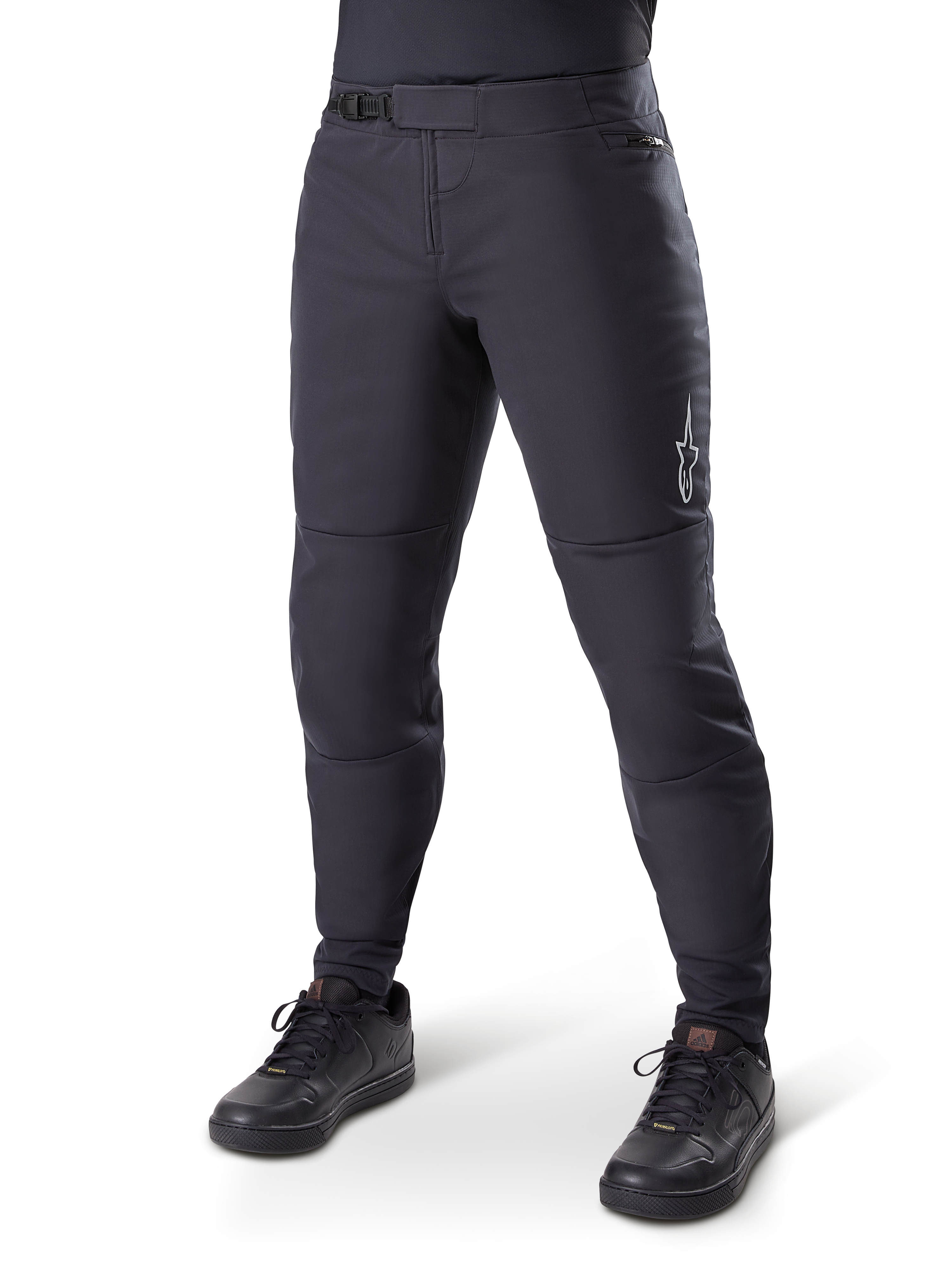 Alpinestars A-Dura Thermal Pant, pantalones de ciclismo de montaña negros, usados con zapatillas de ciclismo negras, con cierre de trinquete en la cintura, pequeño logo blanco en el muslo y diseño ajustado para rodar en climas fríos