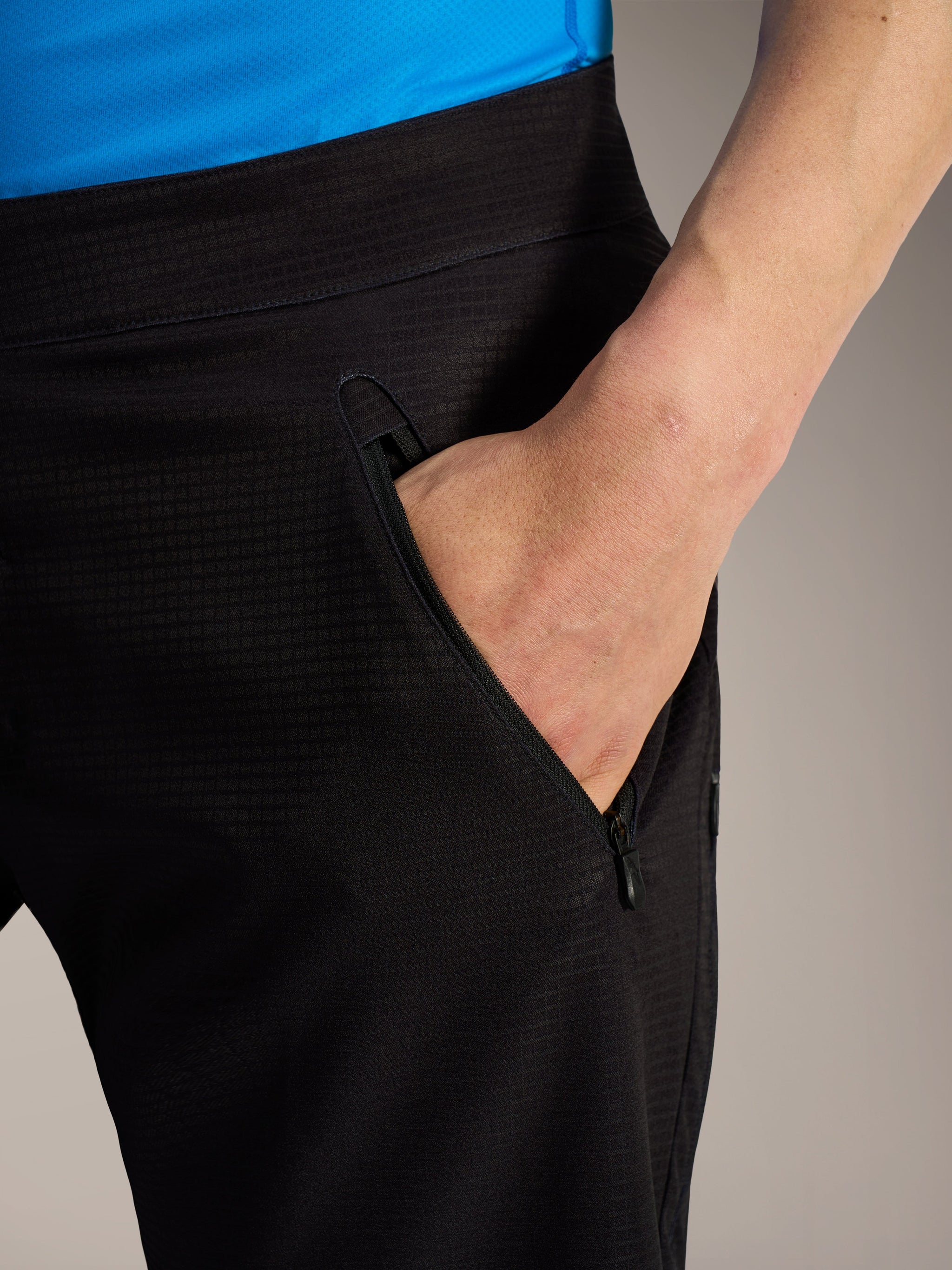 Shorts A-Dura Elite Flex negros con bolsillo lateral de cremallera y tejido ripstop elástico para ciclismo de montaña.