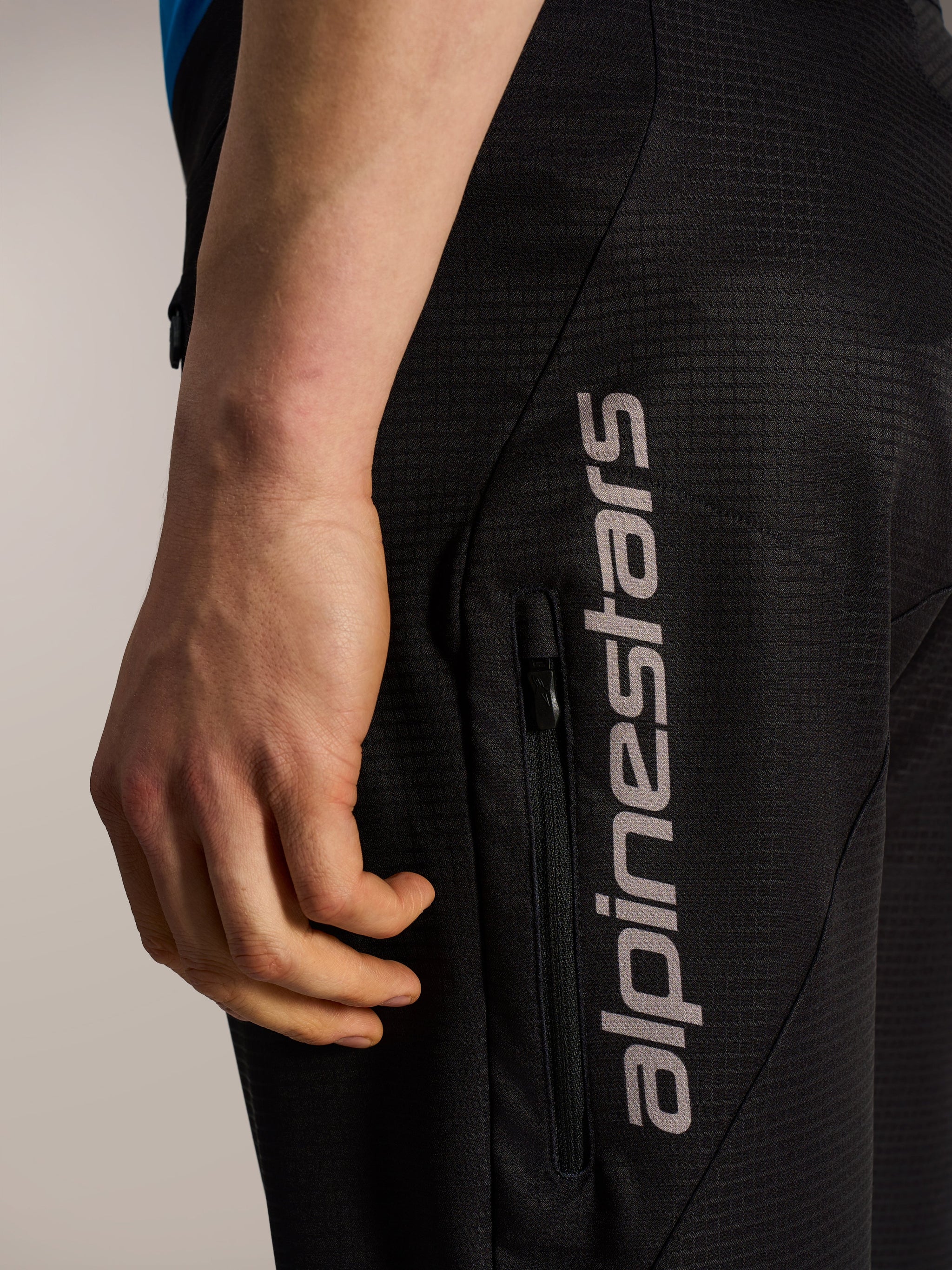 Pantalones cortos Alpinestars A-Dura Elite Flex negros, tejido ripstop, bolsillo con cremallera y logotipo gris.