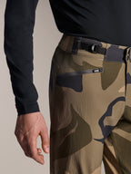 Alpinestars Pantalón A-Dura Camo, pantalones de MTB, camuflaje marrón, vista de cerca del ajustador lateral de la cintura y del bolsillo con forro de malla y cierre de cremallera, tejido elástico duradero en 2 direcciones para ciclismo de montaña