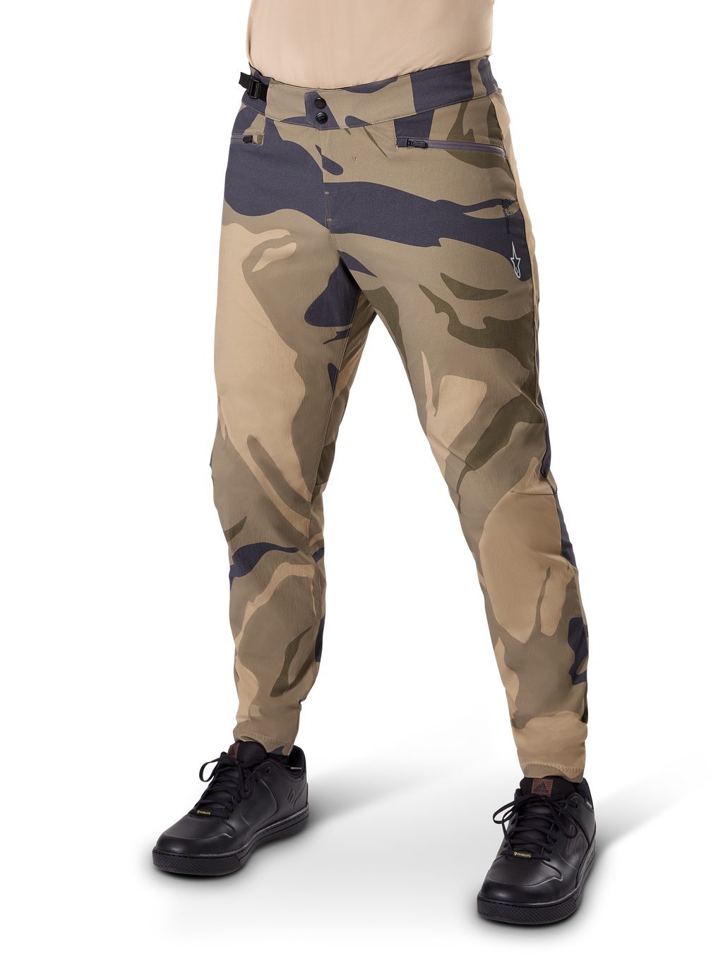 Alpinestars A-Dura Camo Pant, pantalones de ciclismo MTB, camuflaje marrón, cuentan con cierre de doble broche y bolsillos con cremallera, ajuste regular para ciclismo de montaña todoterreno, usados con zapatillas negras