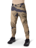 Alpinestars A-Dura Camo Pant, pantalones de ciclismo MTB, camuflaje marrón, cuentan con cierre de doble broche y bolsillos con cremallera, ajuste regular para ciclismo de montaña todoterreno, usados con zapatillas negras